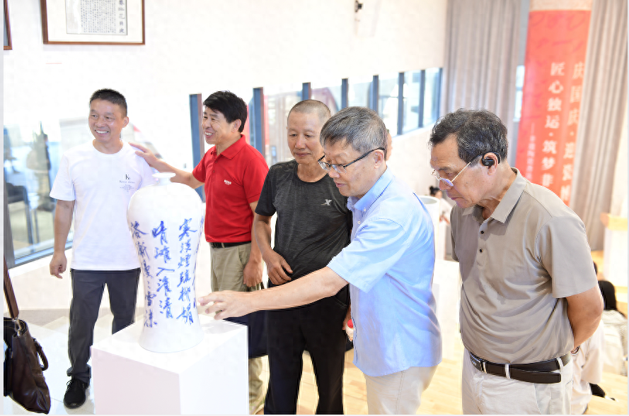 国庆期间，景德镇非遗陶瓷书法展，七十五件作品，风格多样，震撼来袭  第1张