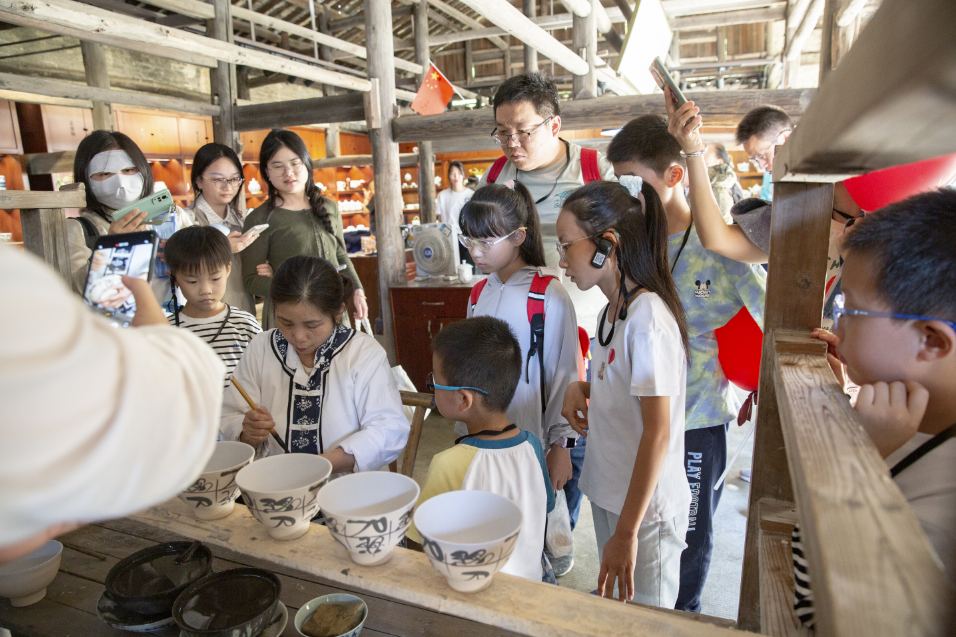 国庆期间，景德镇非遗陶瓷书法展，七十五件作品，风格多样，震撼来袭  第5张
