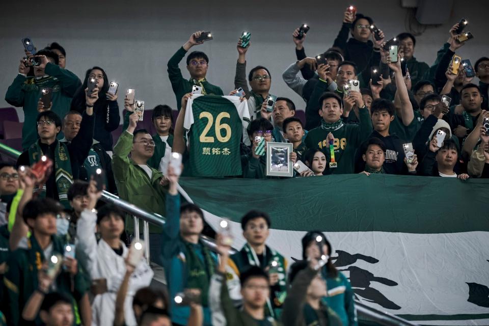 亚冠二级联赛小组赛：浙江队 1 比 2 不敌泰港队，现场观众中场休息纪念离世铁杆球迷  第7张