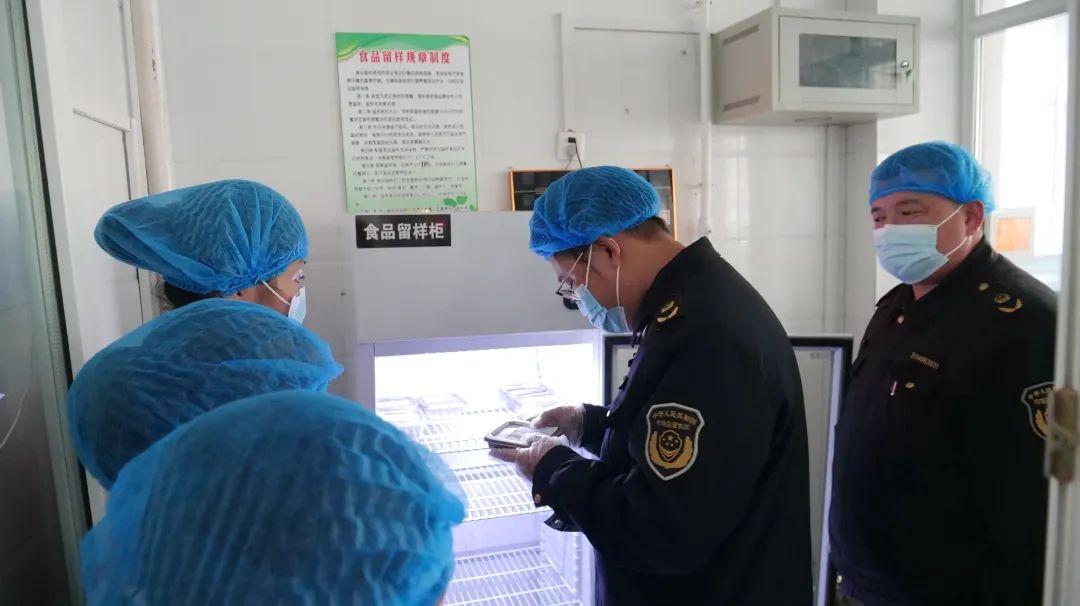 青河县市场监督管理局携手三小师生，守护食品安全  第2张