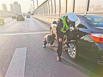 晚高峰私家车爆胎，交警化身修车工快速救援，市民直呼幸福感满满  第1张