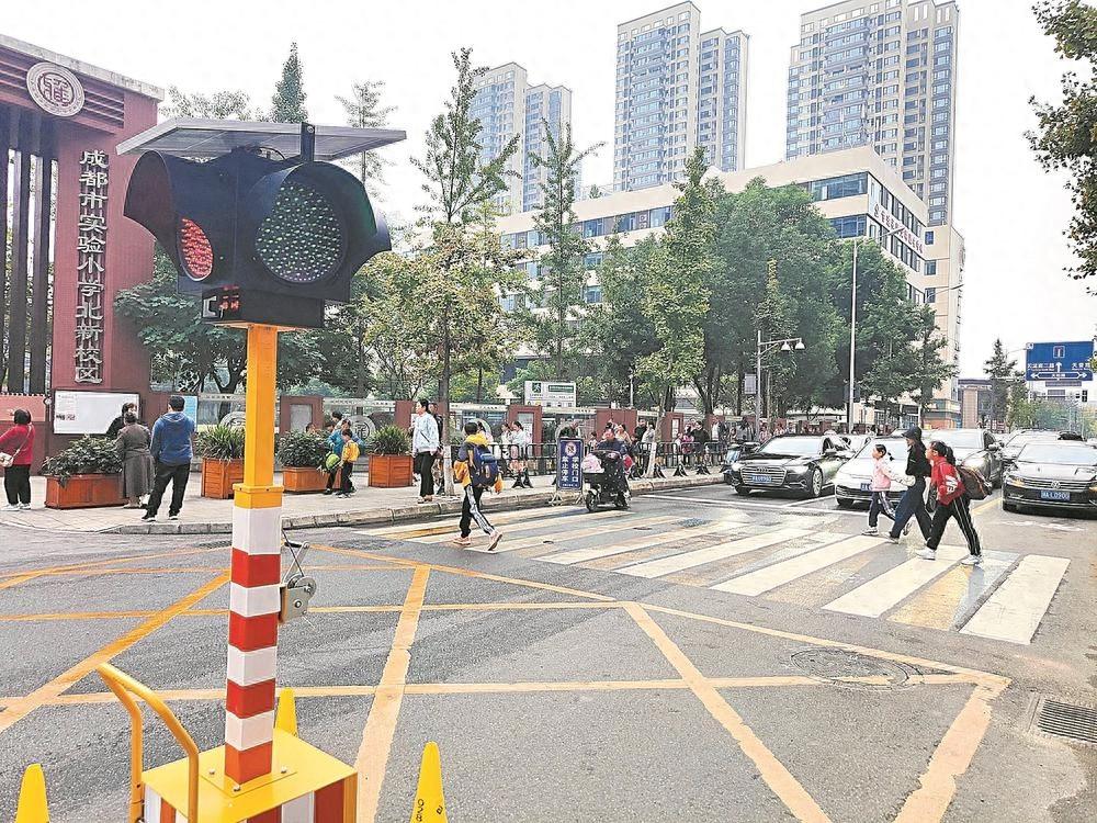 单向微循环启动后，学校门口交通拥堵缓解，家长们终于松了一口气  第1张