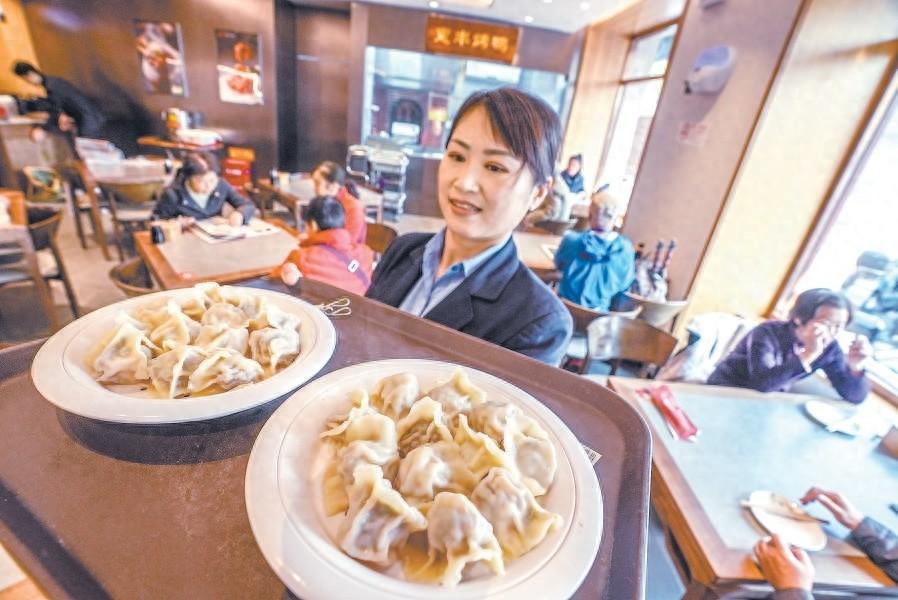 立冬饺子爆单！老字号手工现包，顾客早早就来等位  第1张