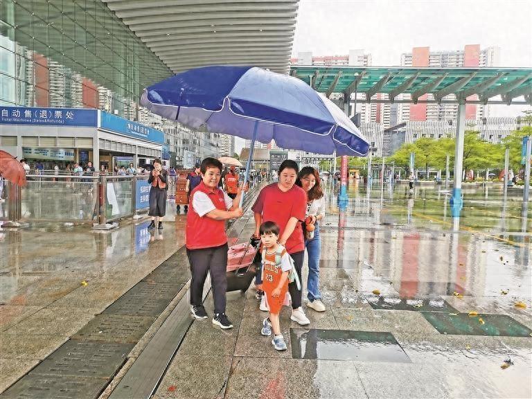 50 岁阿姨袁烈会，7630 小时志愿服务，撑起深圳北站旅客的大伞