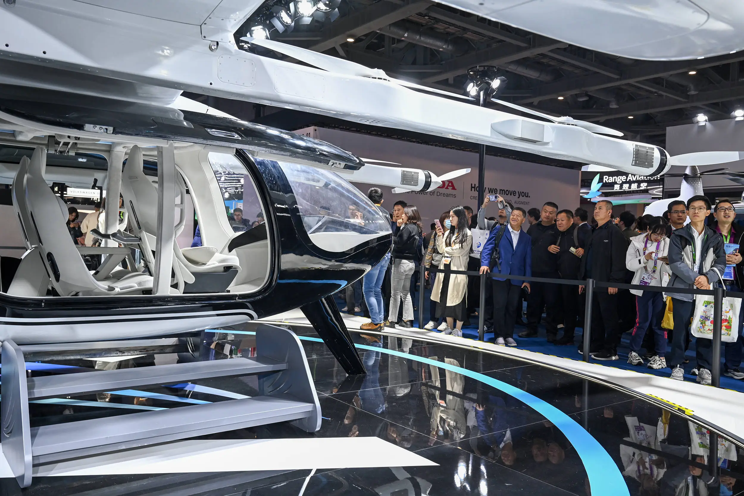 2024 进博会最大展品！M1 载人真机带你开启未来打飞的上下班全新生活方式
