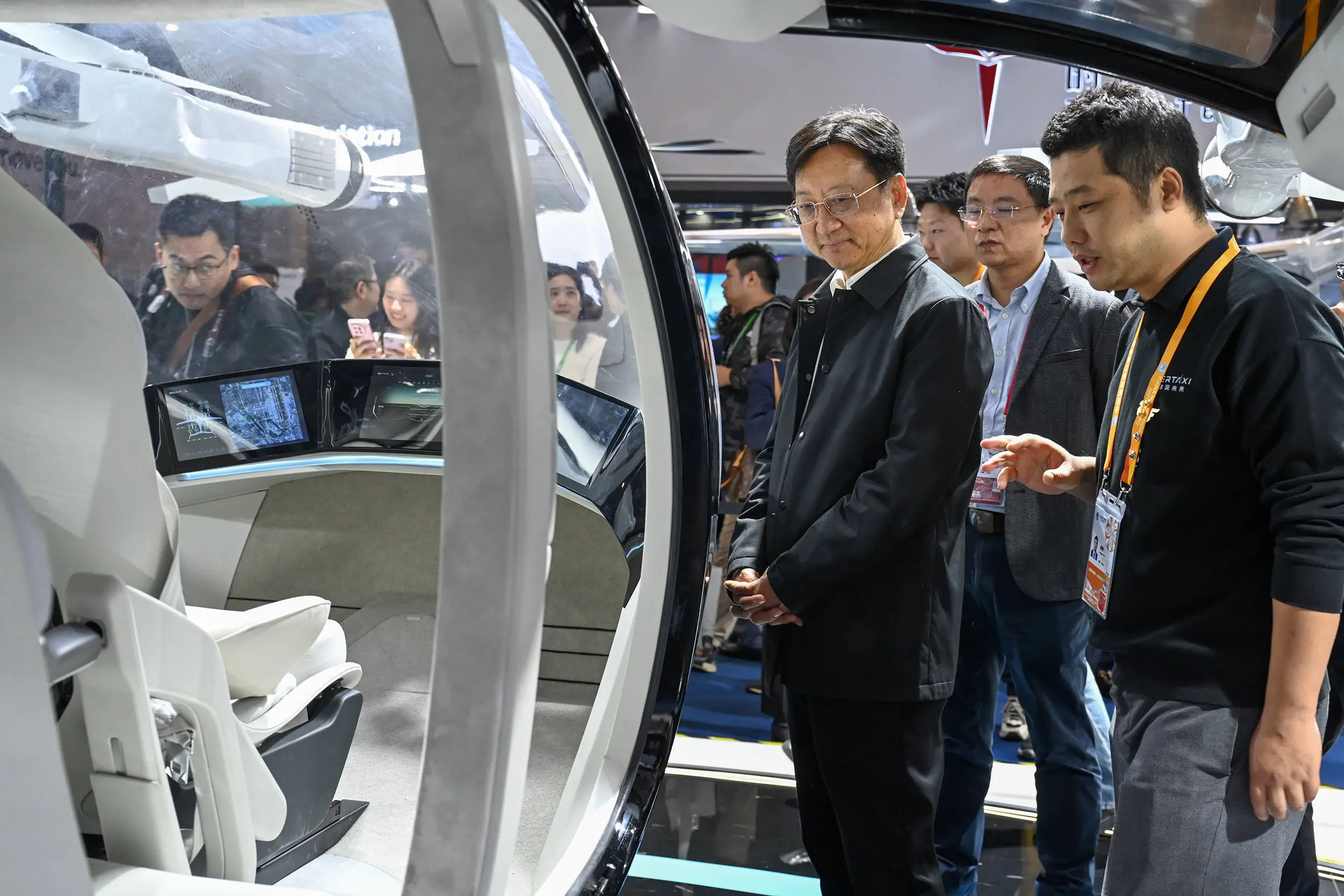 2024 进博会最大展品！M1 载人真机带你开启未来打飞的上下班全新生活方式  第2张