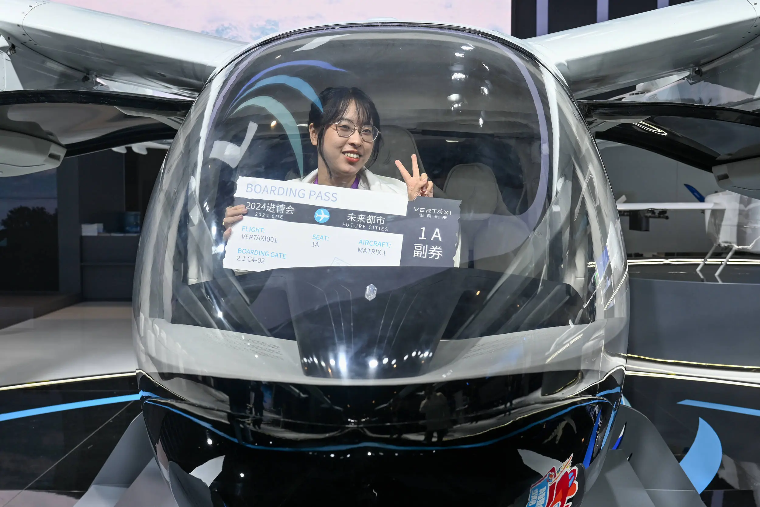 2024 进博会最大展品！M1 载人真机带你开启未来打飞的上下班全新生活方式  第4张