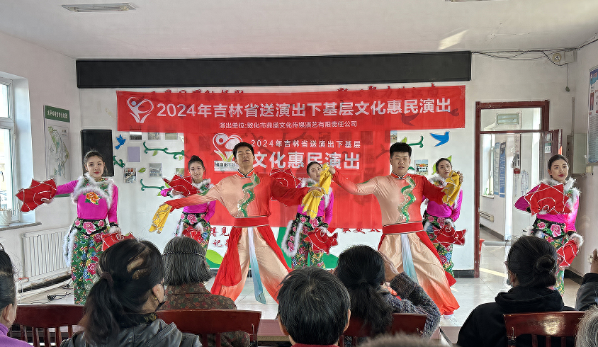 江南镇文化站送演出下基层，村民尽享文艺盛宴