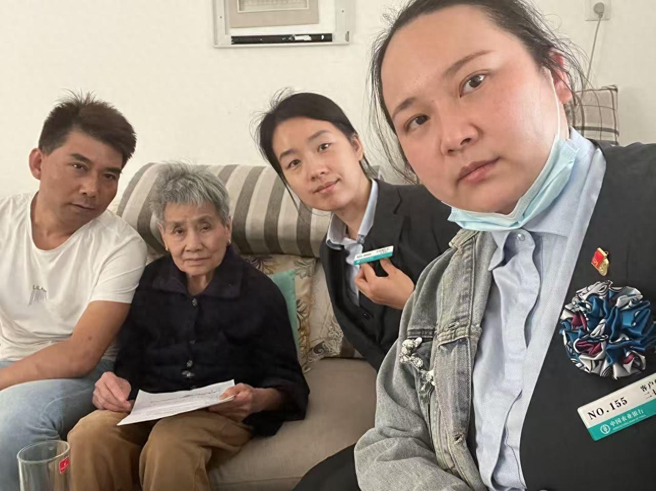 八旬老人足不出户，银行上门服务解燃眉之急