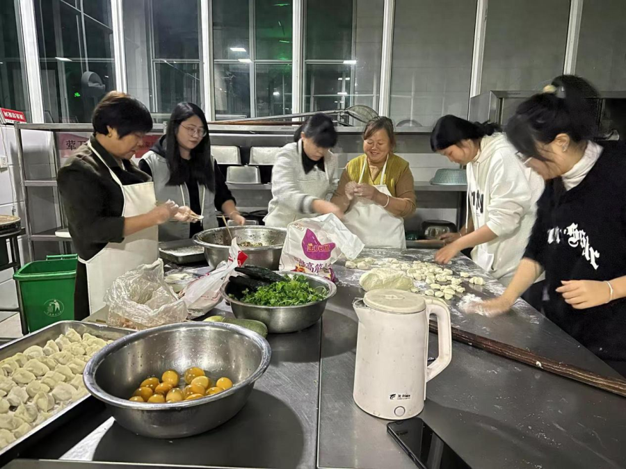 情满立冬，爱注饺子宴！灵璧县朱集镇井楼小学教职工包饺子迎立冬  第1张