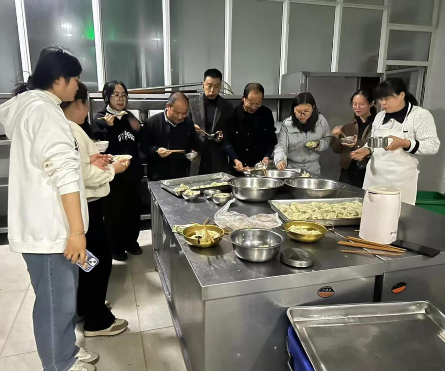 情满立冬，爱注饺子宴！灵璧县朱集镇井楼小学教职工包饺子迎立冬  第2张