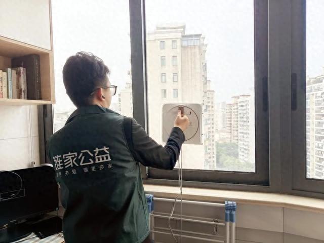 链家公益志愿者助力斜土街道恒益居民区，共建美丽楼道  第1张
