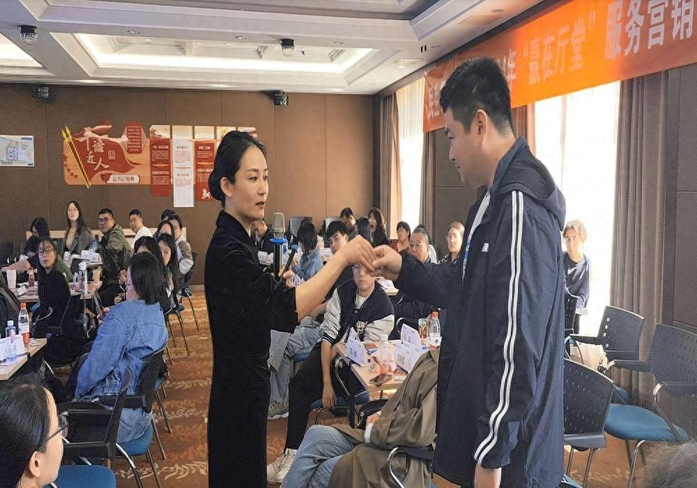 民生银行天津分行举办 2024 赢在厅堂服务提升系列专题培训，打造服务标杆团队