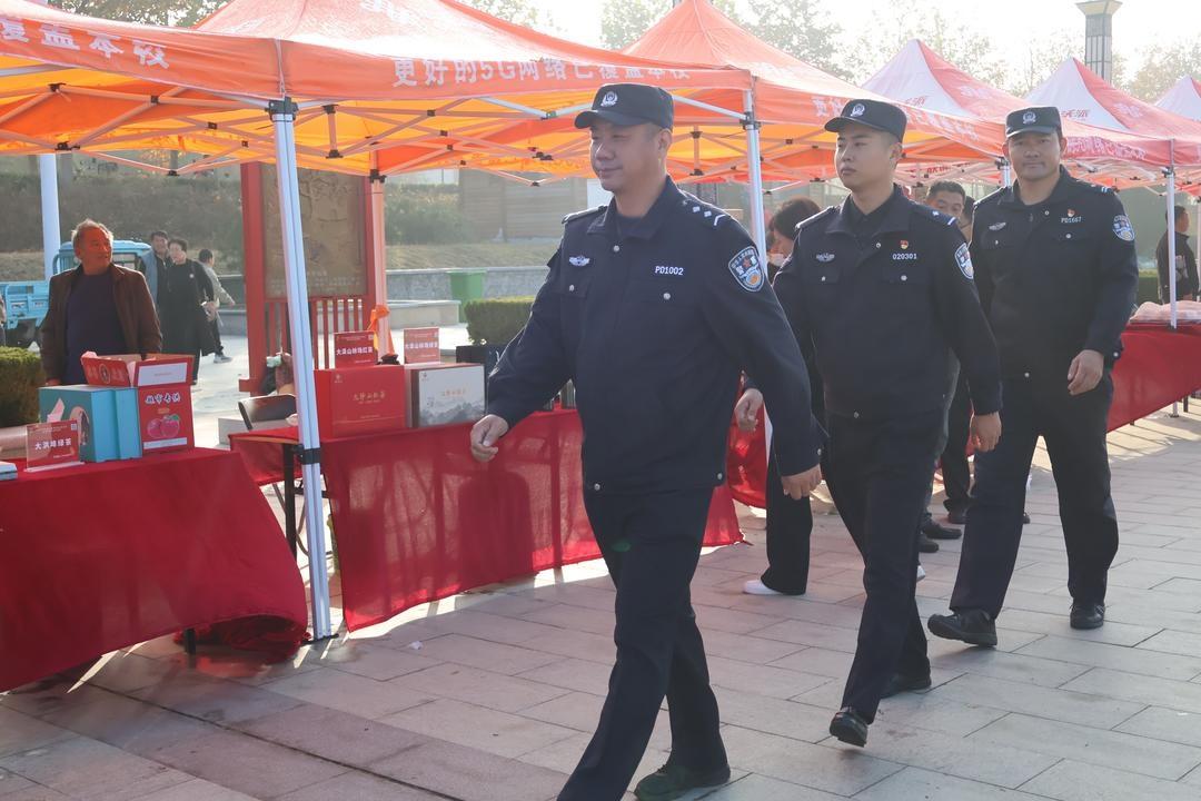 金秋丰收季，平度旧店镇 5 万亩苹果红了！旧店派出所民辅警全力守护  第4张
