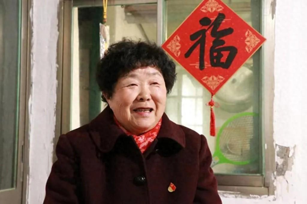 连续 40 年无偿献血，总计 35000 多毫升！这位上海阿姨图什么？  第1张