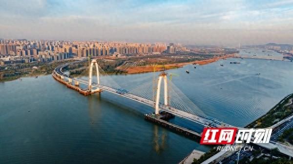 长沙单体投资最大市政斜拉桥主桥合龙！施工难度大，团队创新研制国内首创  第1张