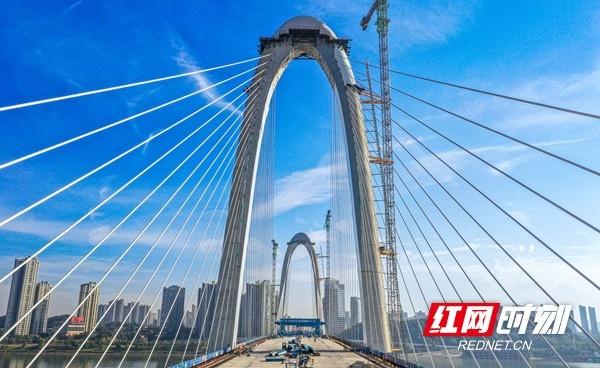 长沙单体投资最大市政斜拉桥主桥合龙！施工难度大，团队创新研制国内首创  第2张