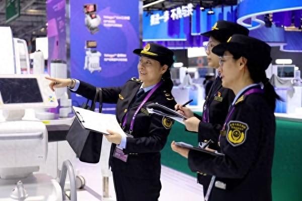 进博会药械化监管服务保障工作组全天候驻扎展馆，全力以赴做好现场巡查工作  第1张