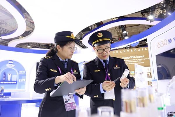 进博会药械化监管服务保障工作组全天候驻扎展馆，全力以赴做好现场巡查工作  第3张