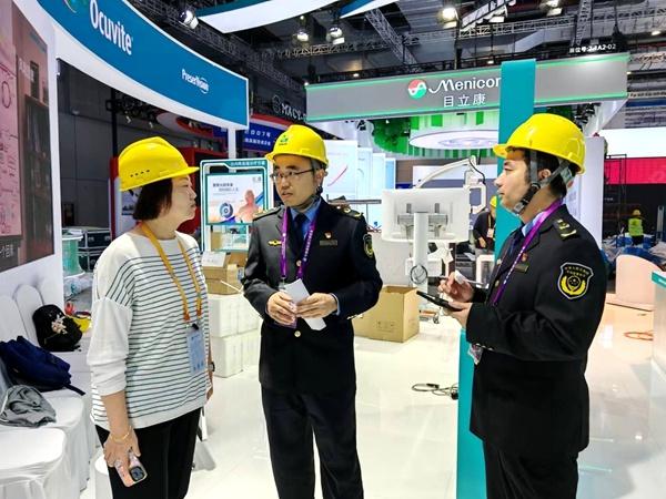 进博会药械化监管服务保障工作组全天候驻扎展馆，全力以赴做好现场巡查工作  第4张
