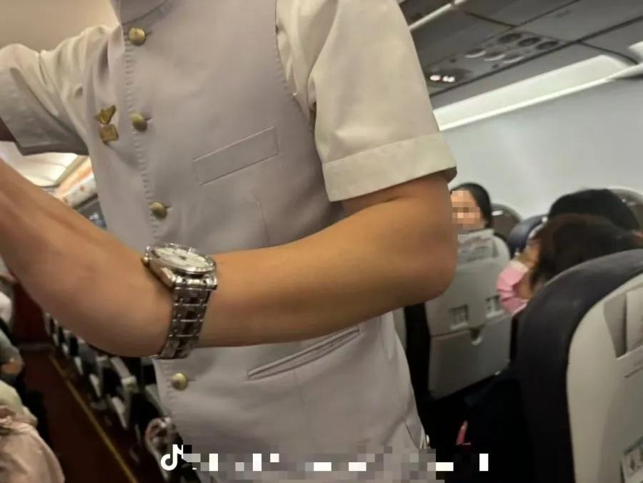 女子自称高校老师辱骂殴打空少，扬言有背景，引发网友热议  第4张