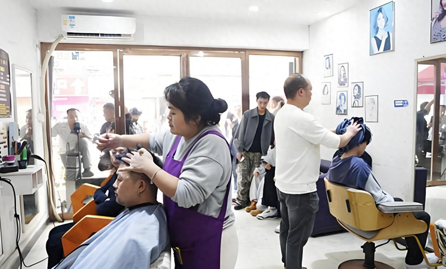 湖南怀化理发师李晓华火了！她是如何做到让顾客笑着走出理发店的？