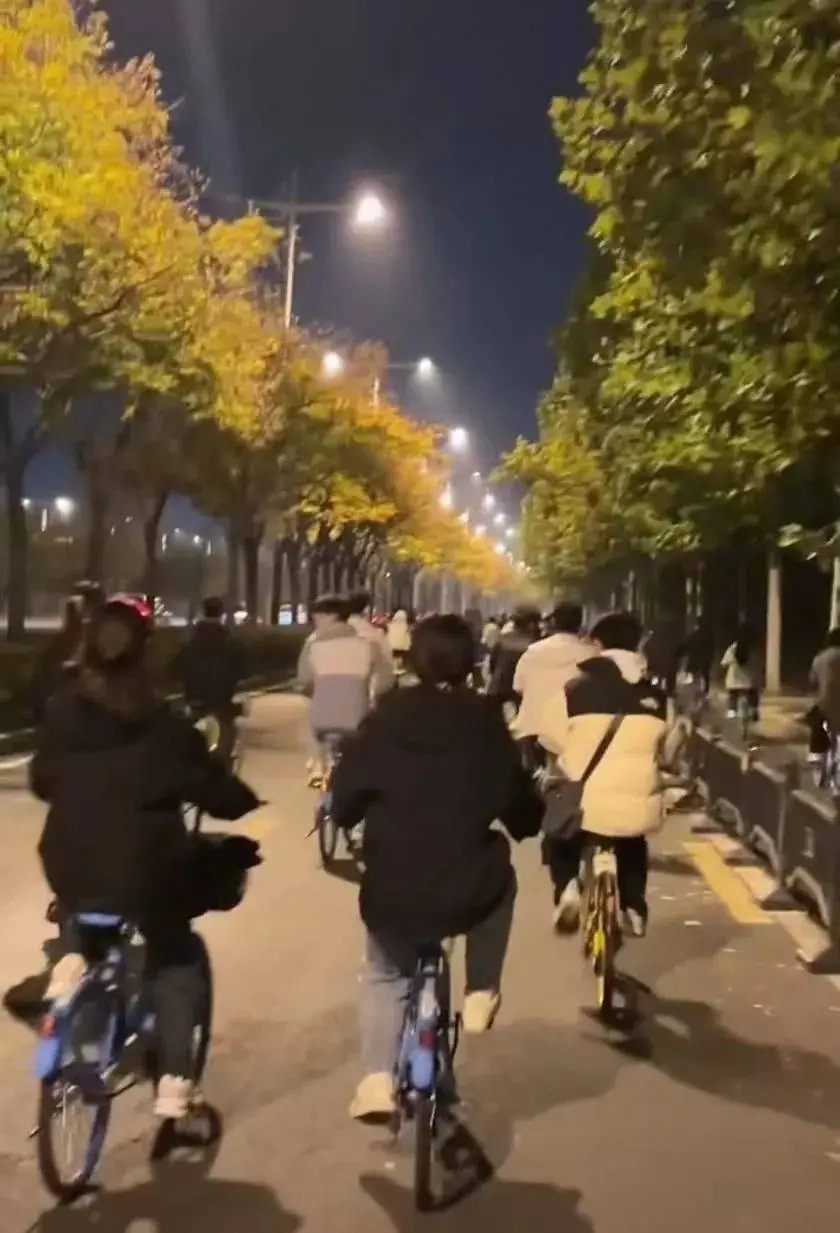 郑州大学生夜骑开封引争议，班主任指责学生是移动造粪机  第1张