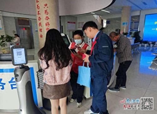 政务服务大厅下班时间到了，工作人员却不走，真相令人动容