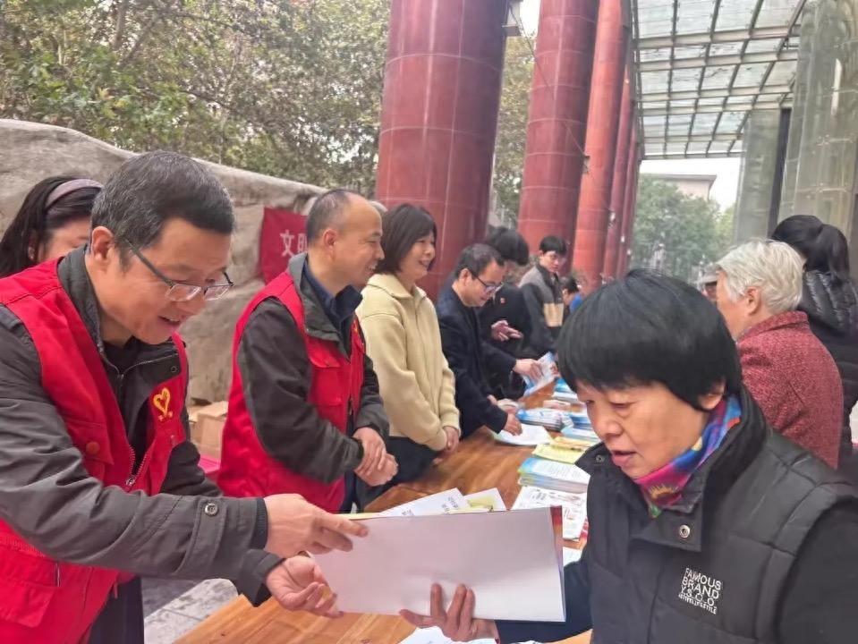 11 月 7 日西安碑林区开展平安建设宣传活动，现场气氛热烈，你参与了吗？  第1张