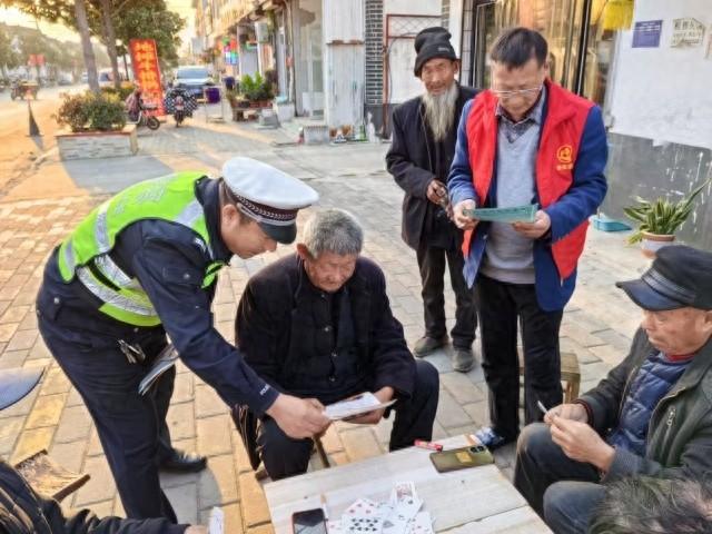 交通安全宣传进村居，守护一老一小平安出行  第1张