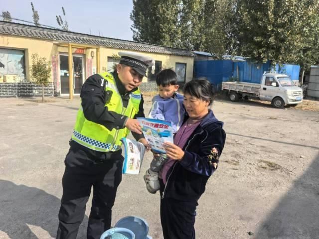 交通安全宣传进村居，守护一老一小平安出行  第3张