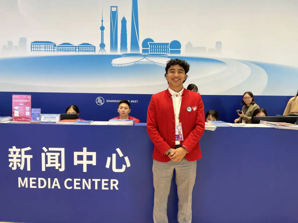 巴拿马志愿者阿荣在进博会期间默默找寻失主信息，令人动容