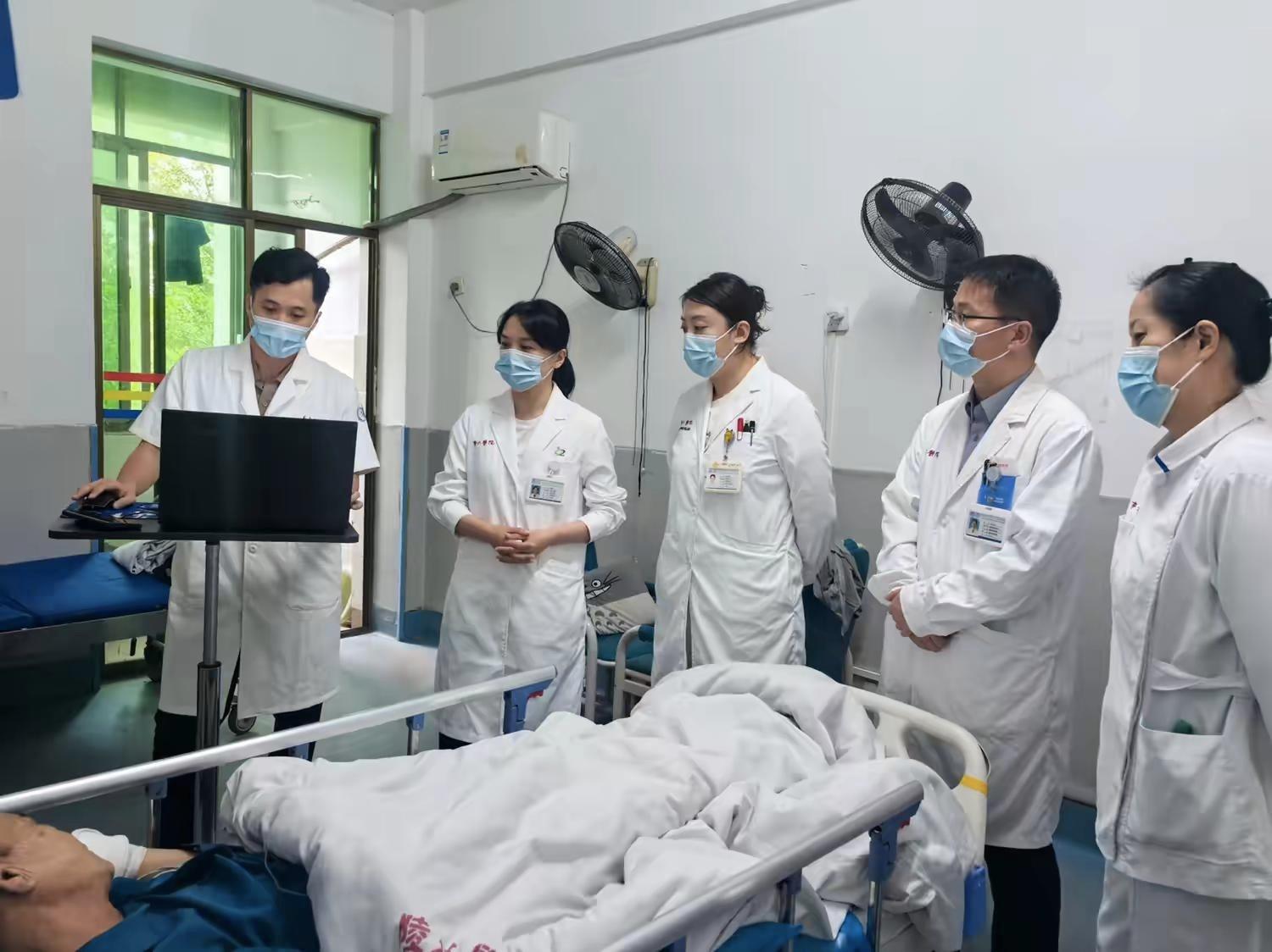 60 多岁阿姨搬鱼不慎摔倒致手腕骨折，上海专家医疗队能否助其康复？  第3张