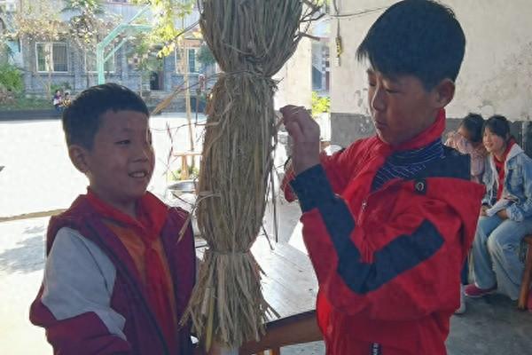 快来围观！贵州这所小学的冰糖葫芦制作活动，太有趣了  第1张