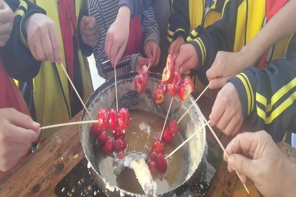 快来围观！贵州这所小学的冰糖葫芦制作活动，太有趣了  第2张