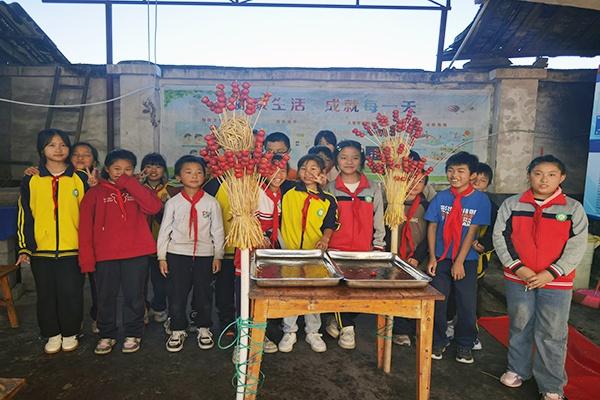 快来围观！贵州这所小学的冰糖葫芦制作活动，太有趣了  第3张