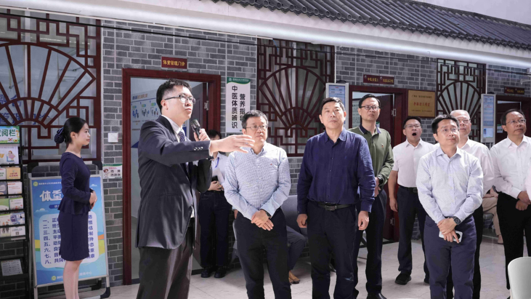 专家齐聚钟村街社区卫生服务中心，调研指导食品安全和营养健康高质量发展项目
