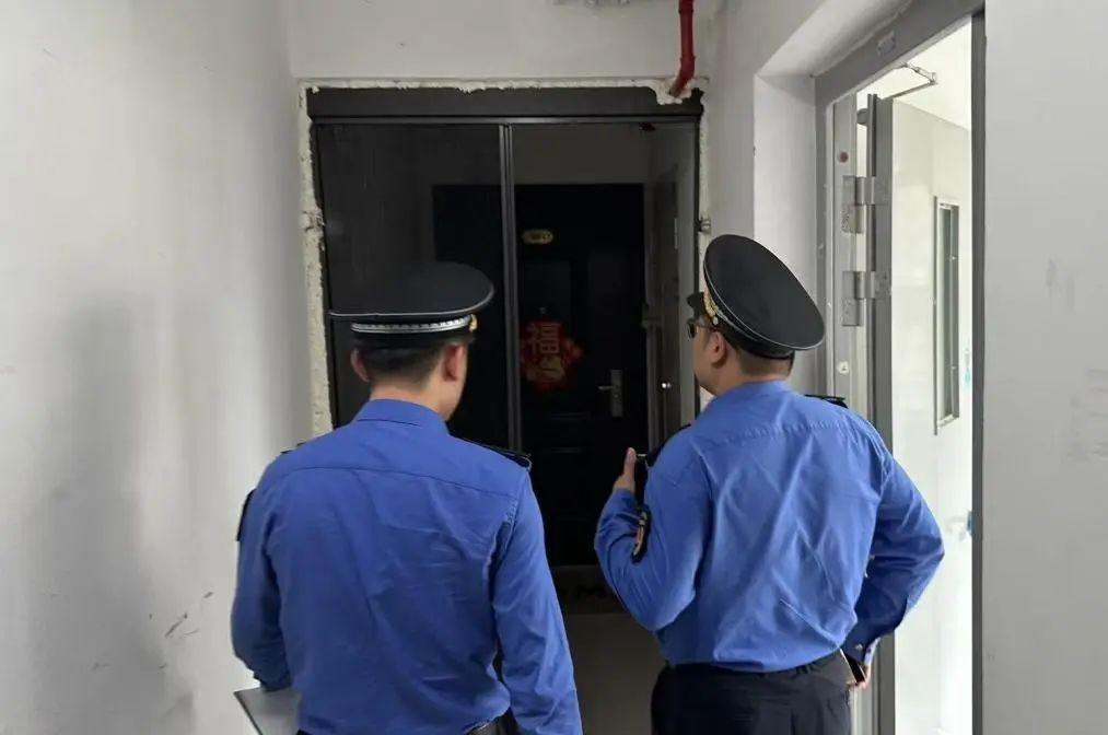楼道装防盗门，究竟可不可以？宝山区顾村镇执法人员告诉你答案  第2张