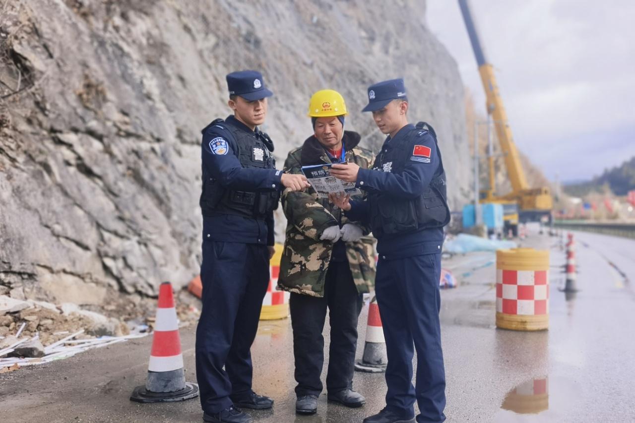 今冬首场降雪，白山边境管理支队如何为群众安全出行保驾护航？  第2张