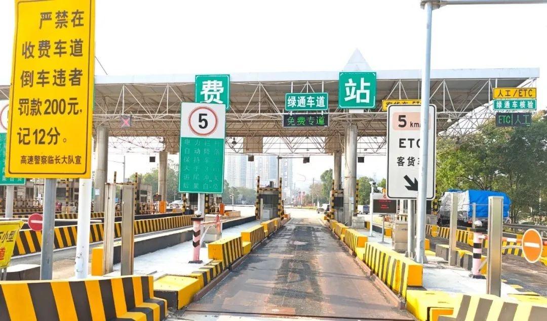 见缝插针欲上高速的摩托车，如今无缝可钻了  第3张
