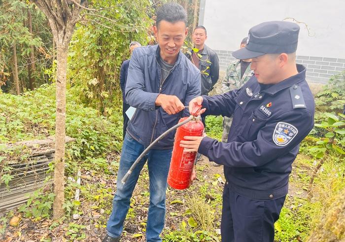 汉中市略阳县公安局森林警察大队多举措筑牢森林防火屏障  第2张