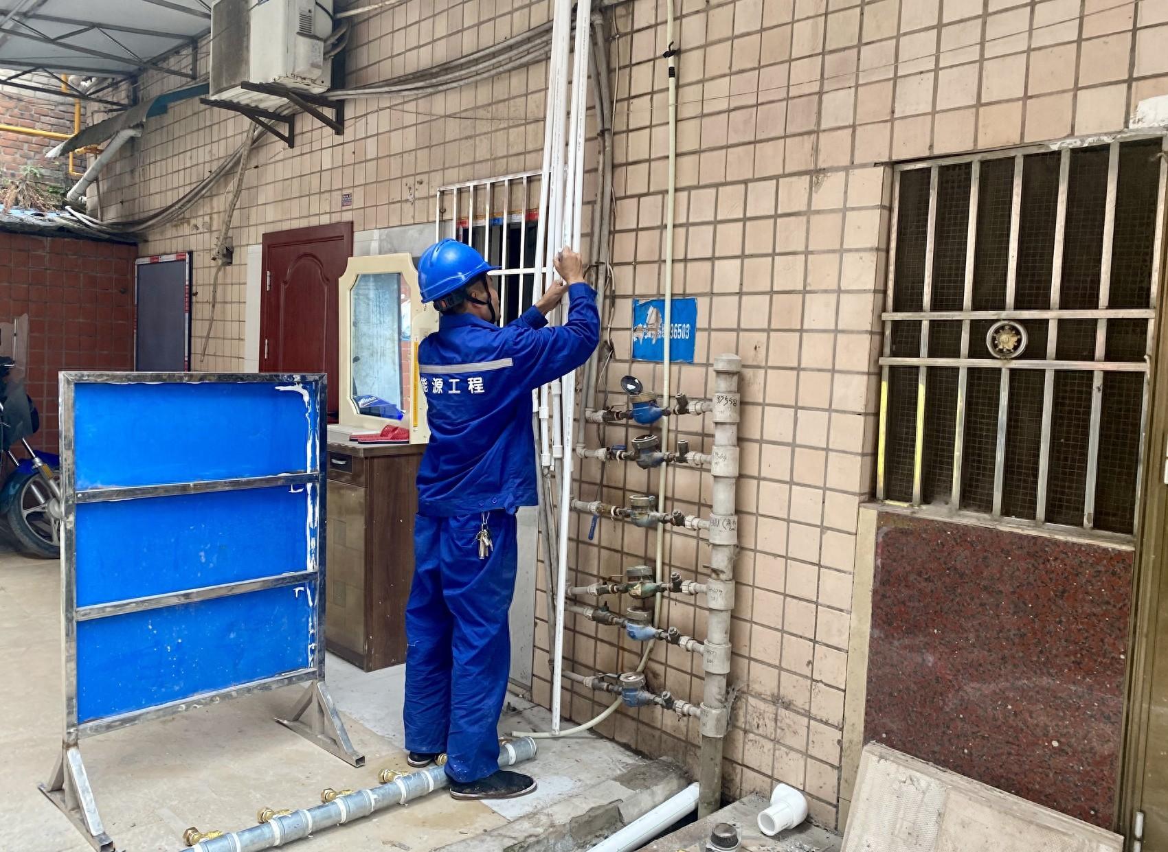 广安老旧小区供水管网改造，102 户居民 3 天内用上放心水  第1张