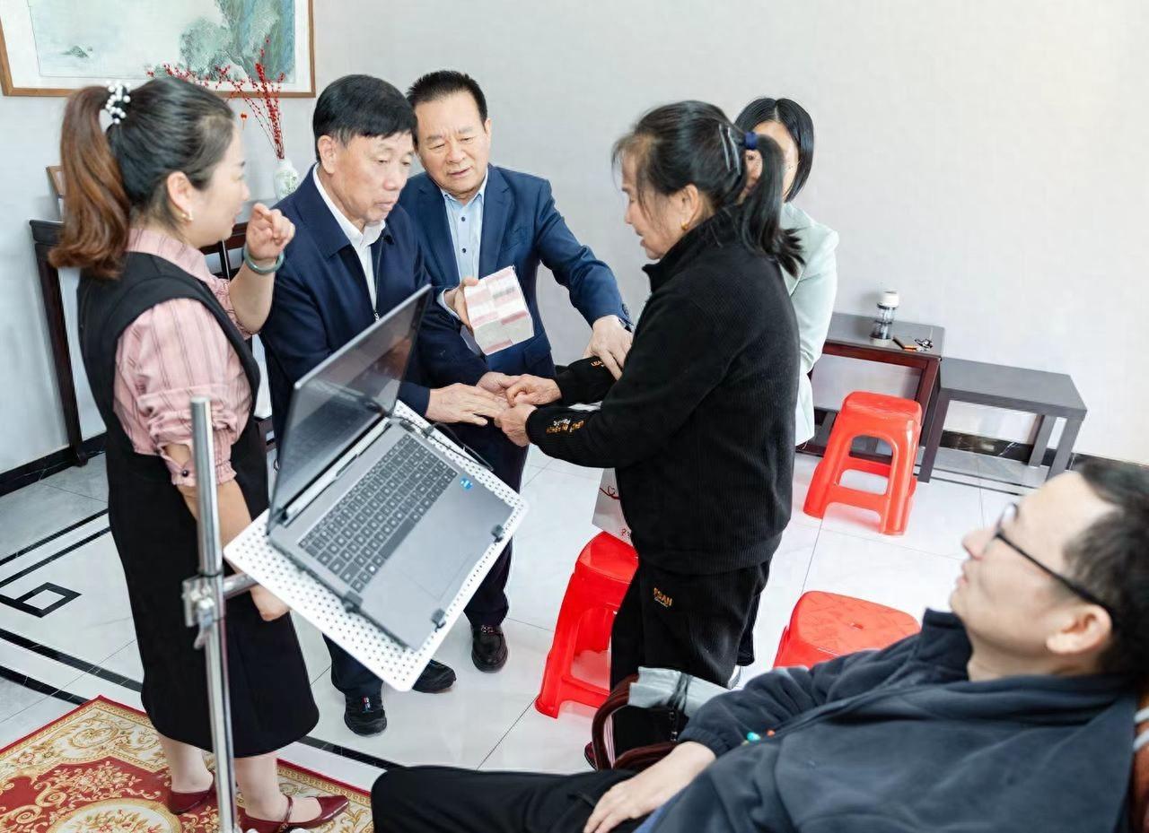 一年过去，渐冻症患者病情进展迅速，他该如何与病魔抗争？