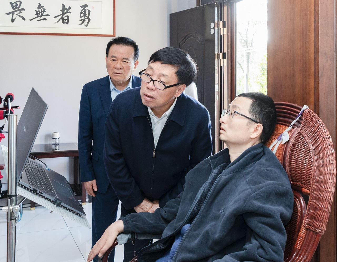 一年过去，渐冻症患者病情进展迅速，他该如何与病魔抗争？  第2张