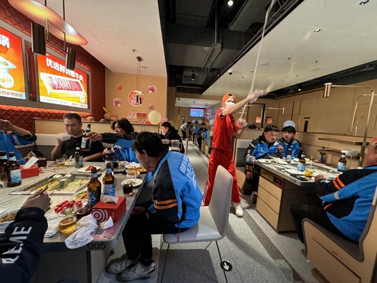 千名外卖小哥齐聚海底捞，共享冬天的第一顿火锅  第1张
