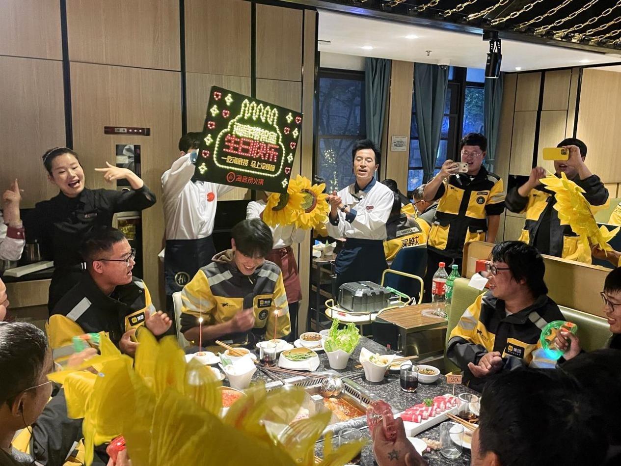 千名外卖小哥齐聚海底捞，共享冬天的第一顿火锅  第2张
