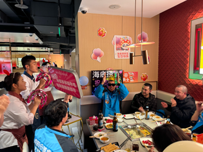 千名外卖小哥齐聚海底捞，共享冬天的第一顿火锅  第3张