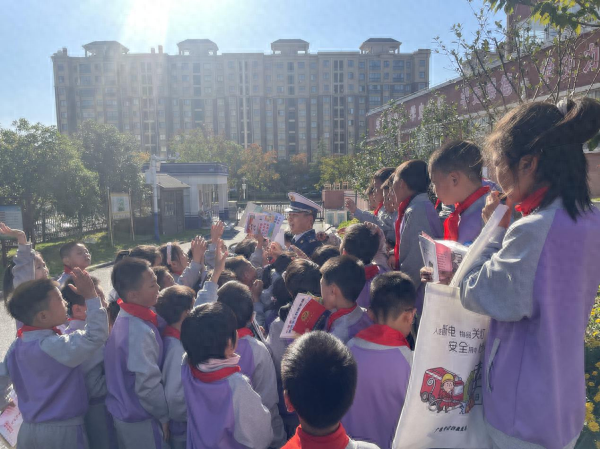 11·9 全国消防日，消防员进校园传授防火秘籍，你还不来看看？  第1张
