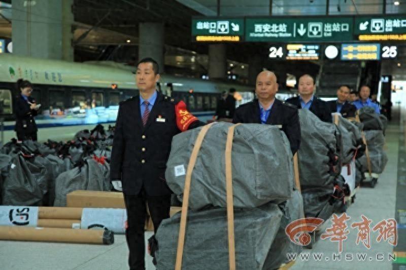 双十一快递量暴增，西安北站每日超 200 列高铁运送包裹  第1张