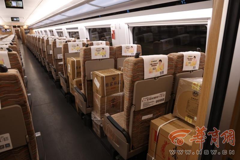 双十一快递量暴增，西安北站每日超 200 列高铁运送包裹  第2张
